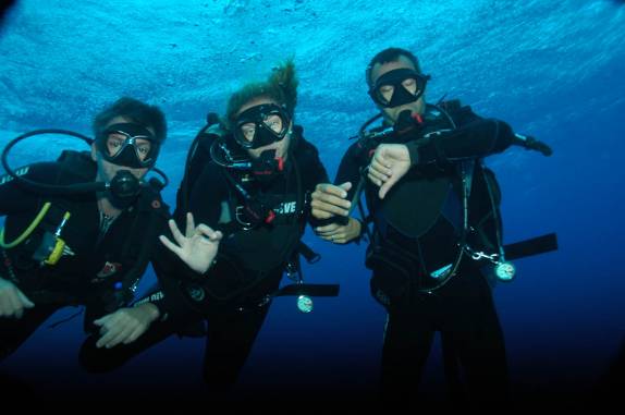 Hora de subir ao final do mergulho em Iúias, em Fernando de Noronha - PE (foto de Mateus Harfush - Ciliares)
